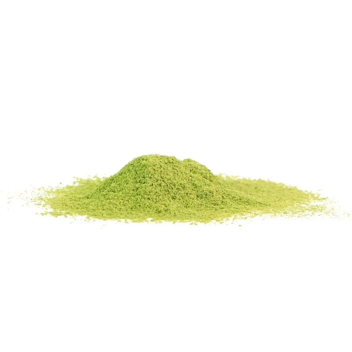 Alveus beginners matcha organic teapor látható a képen, gyönyörű zöld színű a por, egy kis halmot formáz.