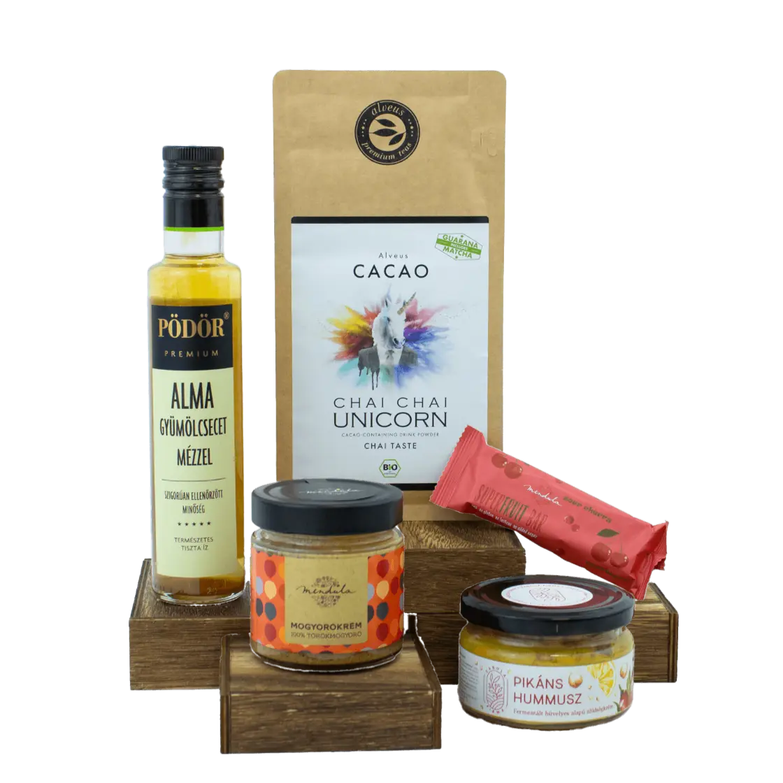 A képen több termék található, nincs háttér. Két üveg, egy ecetes üveg és egy cseresznyeszínű szelet és egy drapp színű kakaópor. 