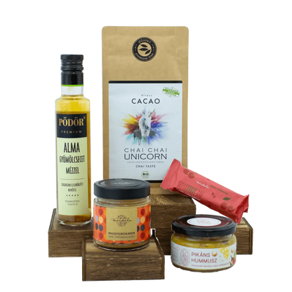 A képen több termék található, nincs háttér. Két üveg, egy ecetes üveg és egy cseresznyeszínű szelet és egy drapp színű kakaópor. 