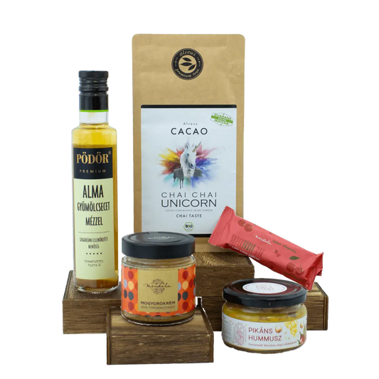 A képen több termék található, nincs háttér. Két üveg, egy ecetes üveg és egy cseresznyeszínű szelet és egy drapp színű kakaópor. 