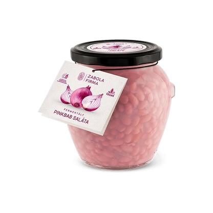 Fermentált pinkbabsaláta látható az üvegben. A babszemek nagyon gusztusak, halvány rózsaszínűek. A fehér címkén is ezek a motívumok láthatóak. 
