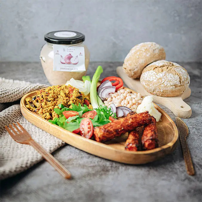 A kép hátterében Fehér pinkbabsaláta látható a Lardershelf kínálatából. A kép előterében magyarosan megrakott fatál, kolbászok, tepertők, paradicsom, bab, karfiol látható. Van még két rusztikus zsemle is van. A kép hangulata vidékies, rusztikus, hagyományos. 