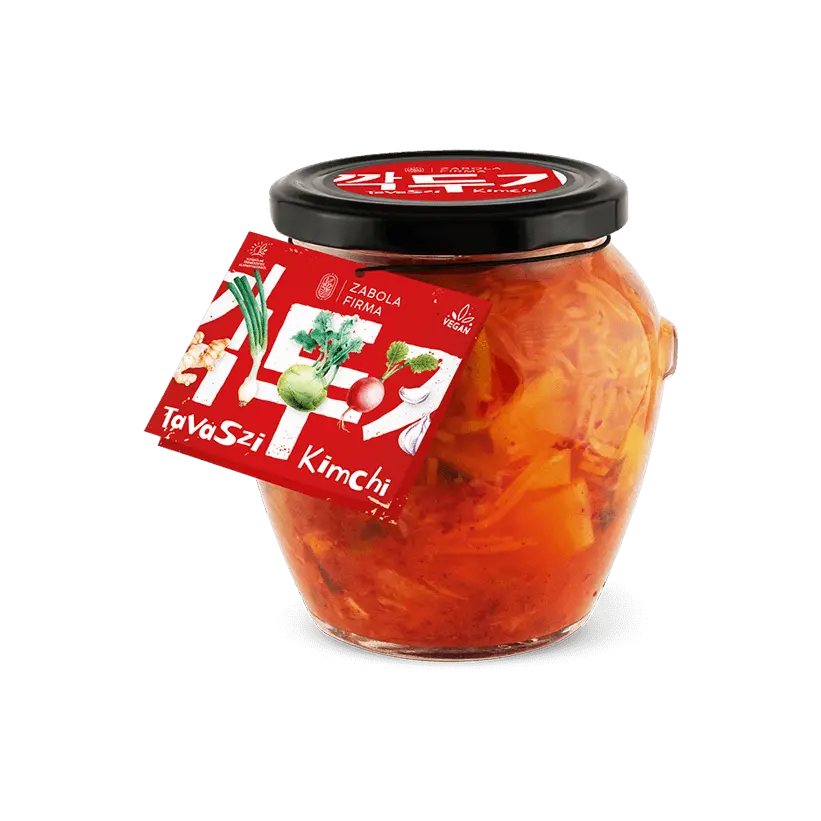 Tavaszi kimchi látható a képen a Lardershelf kínálatából. Az üveg igényesen kialakított és fekete kupakkal van lezárva. 