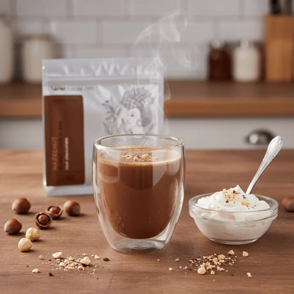 Harrer mogyorós forrócsokoládé tejszínhabbal körülötte mogyoródarabkák.