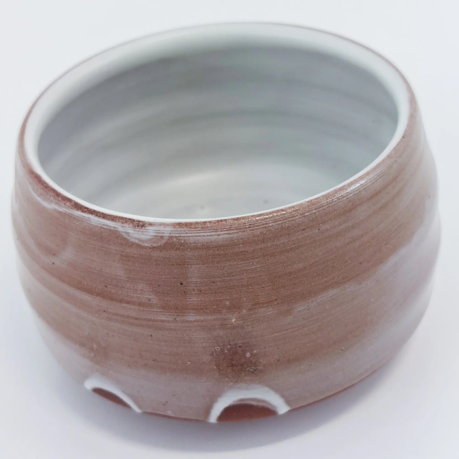 Föld színű egyedi kerámia teáscsésze a Lardershelf kínálatából. Egyedi készítésű, amit az is mutat, hogy két ujjnyom van kerámián, ami még egyedibbé teszi a csészét. Ez a kép kicsit felülről mutatja a csészét. 