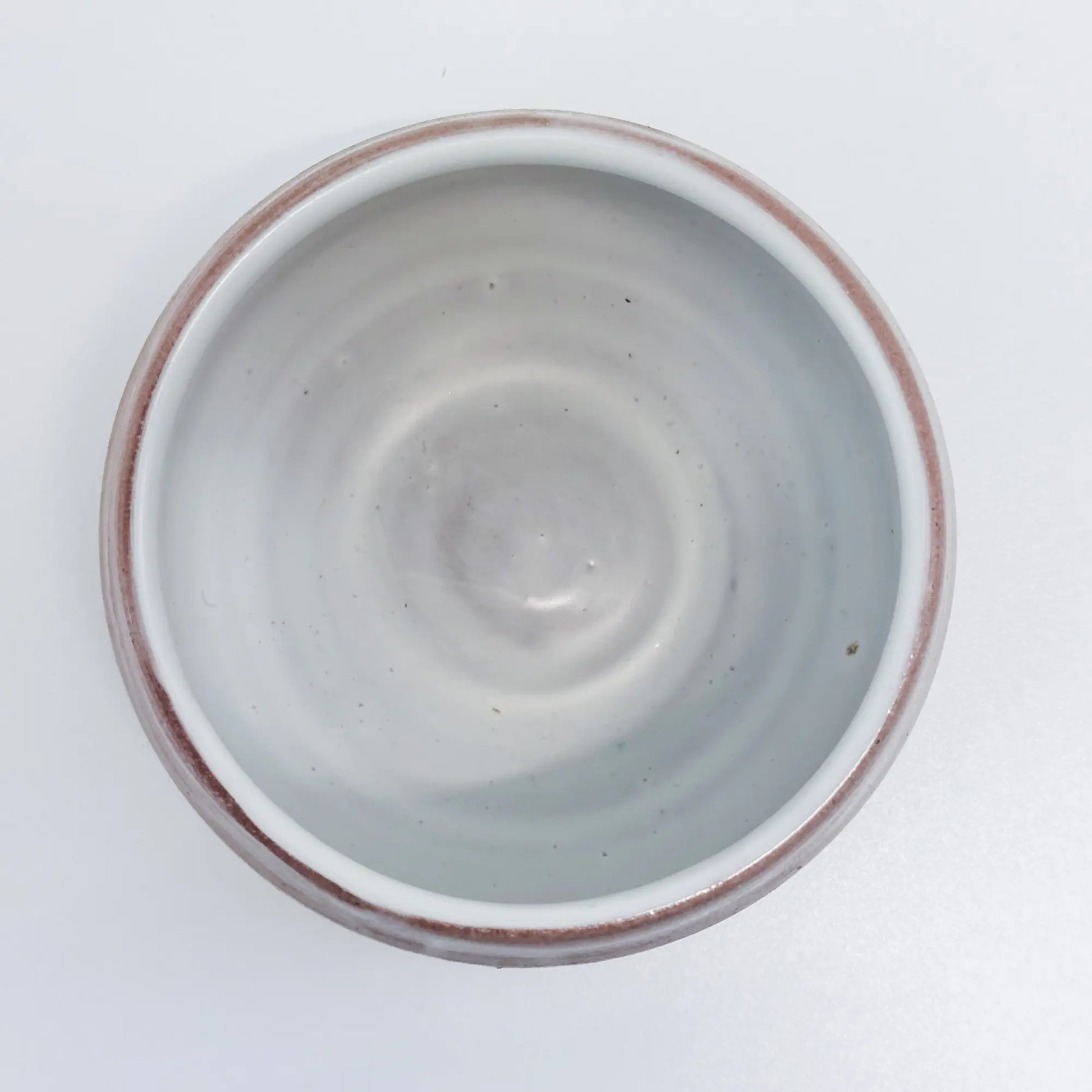 A csésze felülről látható, belülről tört fehér, kívülről föld színű. A Lardershelf kínálatában található meg. 