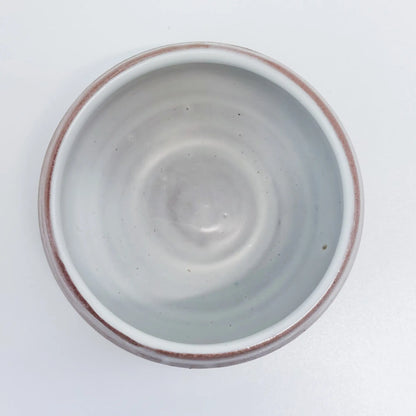 A csésze felülről látható, belülről tört fehér, kívülről föld színű. A Lardershelf kínálatában található meg. 