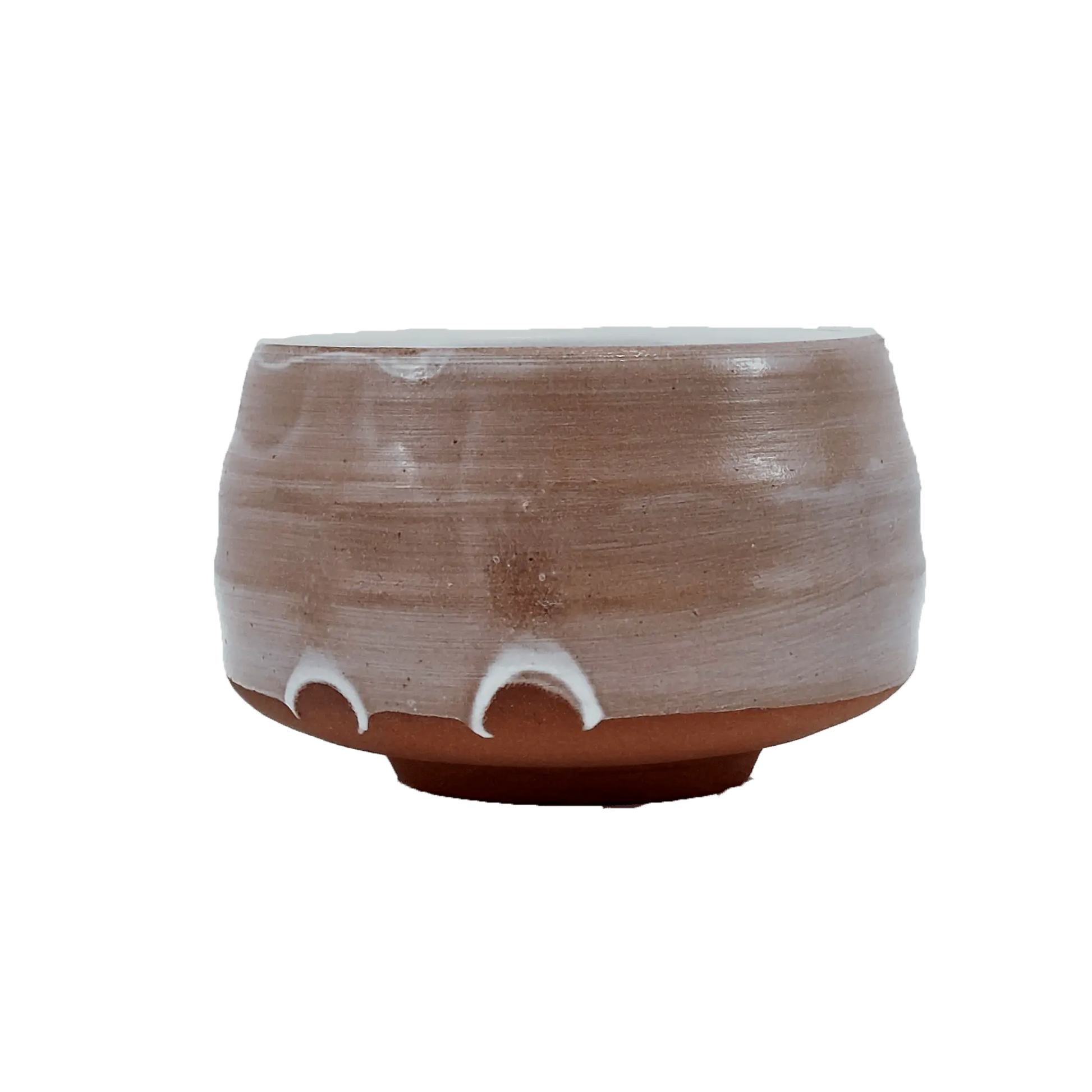 Föld színű egyedi kerámia teáscsésze a Lardershelf kínálatából. Egyedi készítésű, amit az is mutat, hogy két ujjnyom van kerámián, ami még egyedibbé teszi a csészét. 