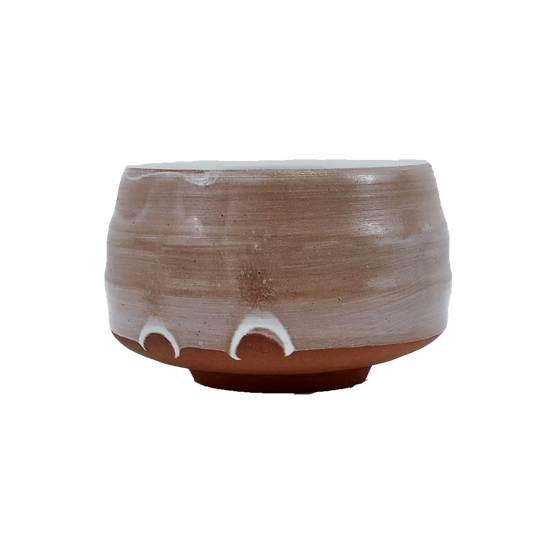 Föld színű egyedi kerámia teáscsésze a Lardershelf kínálatából. Egyedi készítésű, amit az is mutat, hogy két ujjnyom van kerámián, ami még egyedibbé teszi a csészét. 