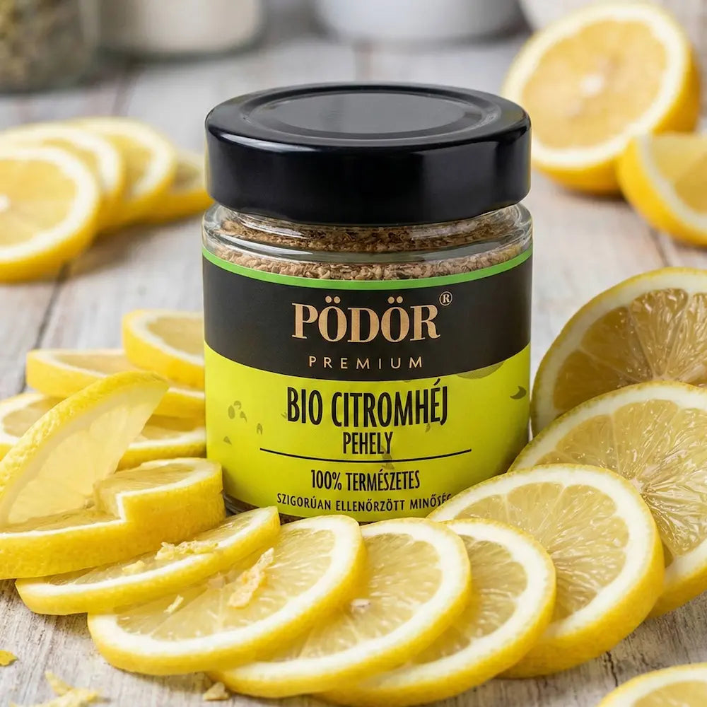 Pödör prémium bio citromhéj látható a képen, amely 100%-ban természese eredtű. A címke színe citromsárga és fekete, a Pödör prémium felirat aranyszínű. Az üveg körül szeletelt citromhéjak találhatóak. 