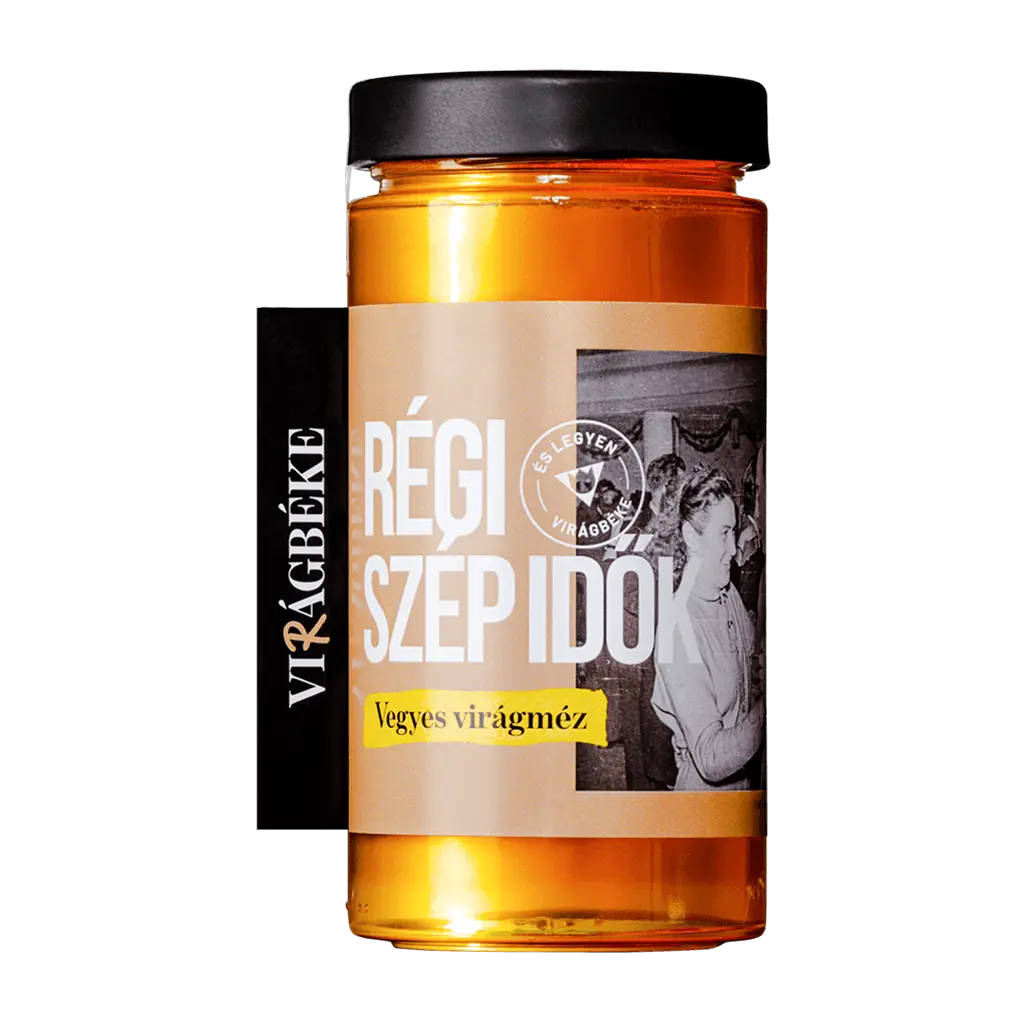 A Virágbéke "Régi szép idők" vegyes virágméze látható a képen. A méz színe aranyszínű, inkább narancsságra színű. A kupak fekete. A címkén táncoló embereket lehet látni. 