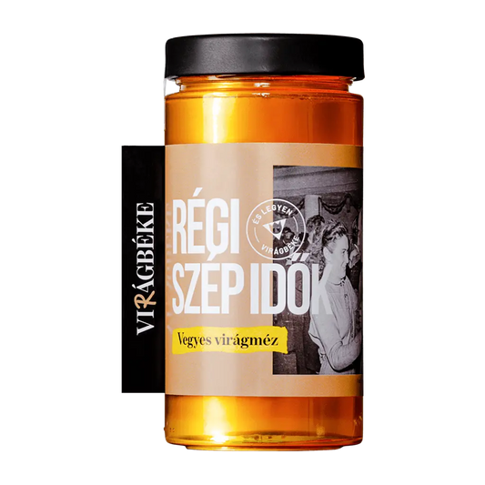 A Virágbéke "Régi szép idők" vegyes virágméze látható a képen. A méz színe aranyszínű, inkább narancsságra színű. A kupak fekete. A címkén táncoló embereket lehet látni. 